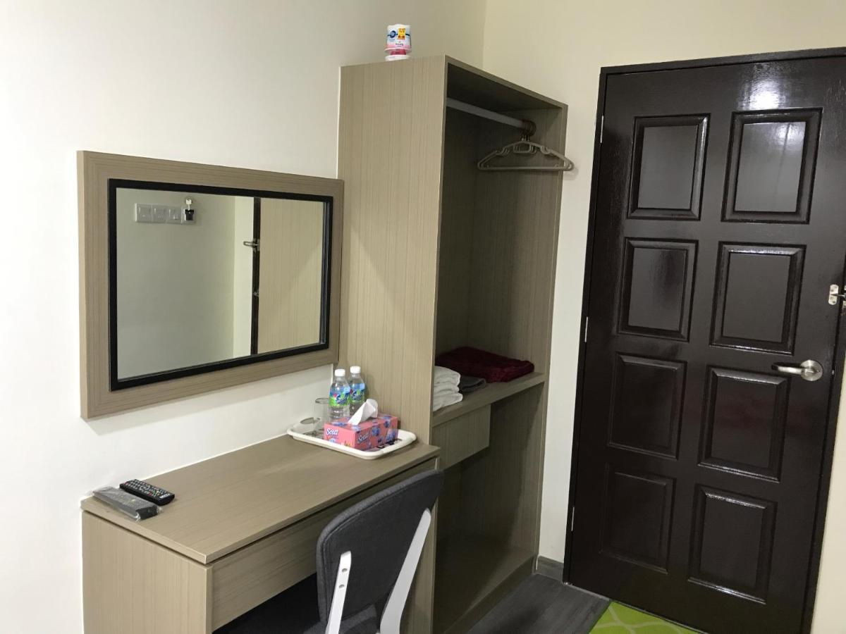 Oyo 90506 Z Stay Inn Hotel Simpang Renggam Exterior photo